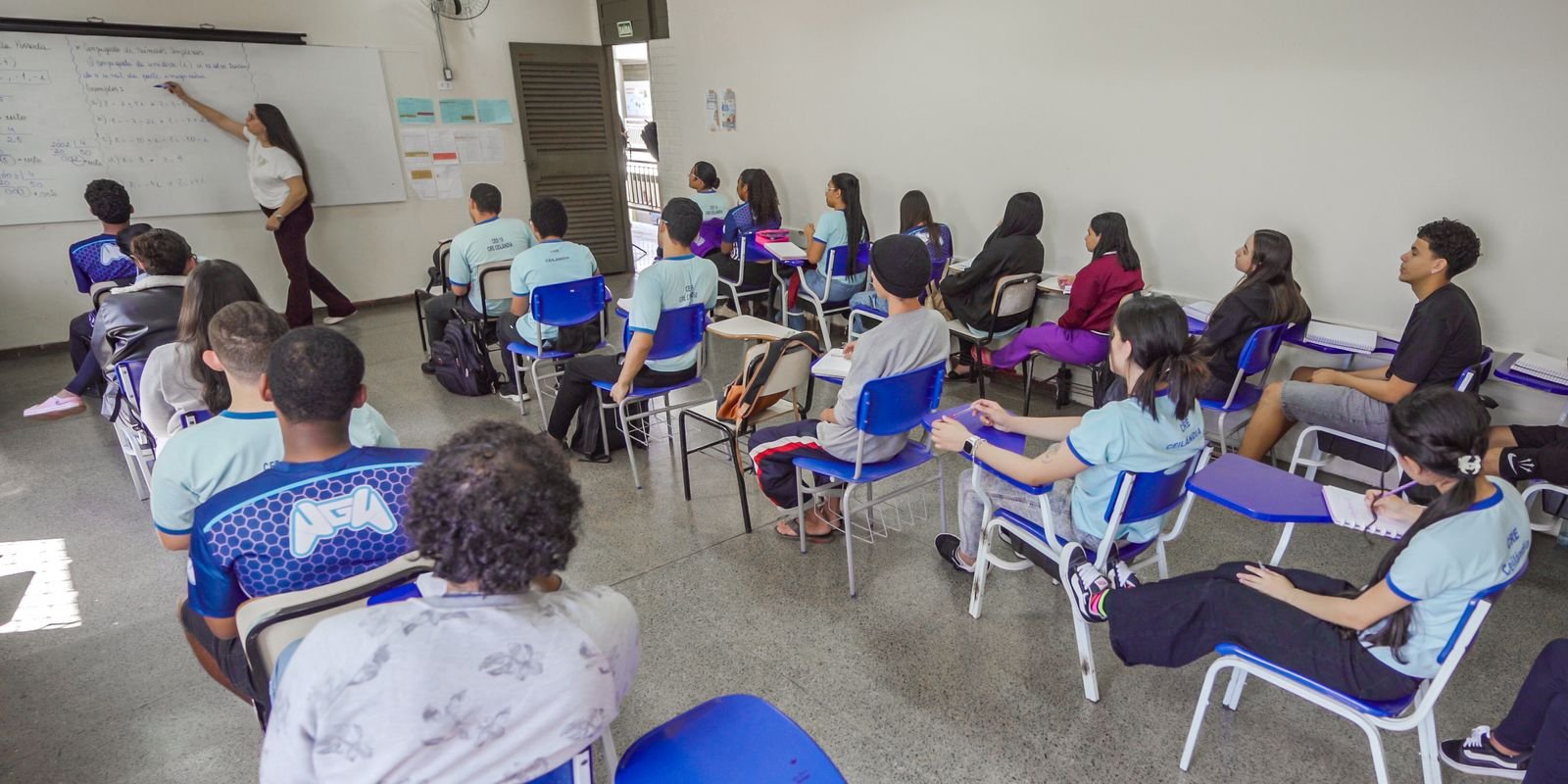Estudantes em sala de aula de escola pública do Distrito Federal