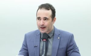 Deputado Bruno Ganem fala ao microfone durante reunião de comissão na Câmara