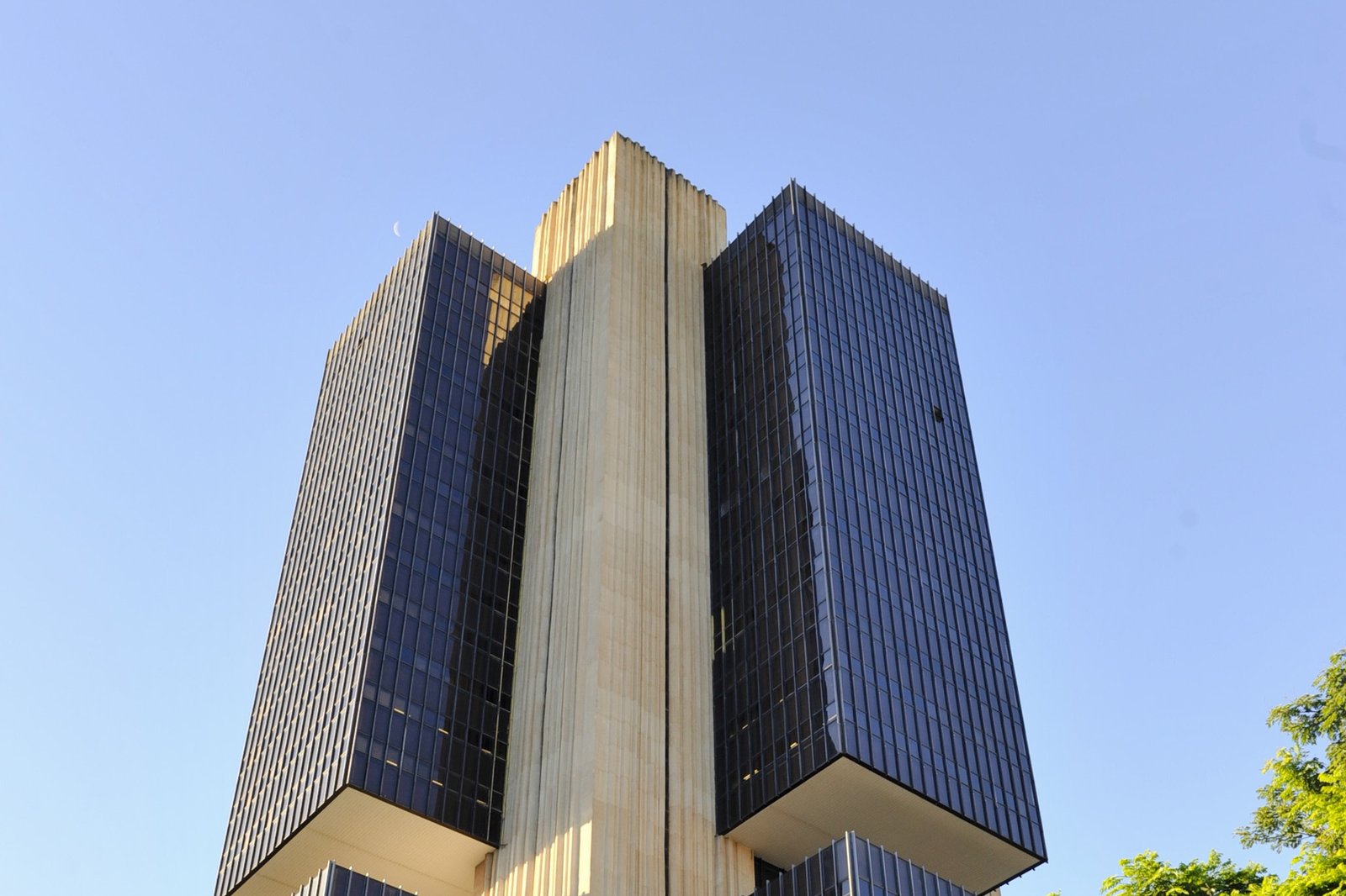 Edifício sede do Banco Central do Brasil, em Brasília, visto de baixo contra o céu azul