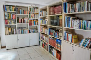 Estantes com livros em biblioteca pública do Distrito Federal