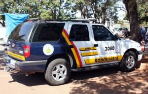 Viatura da Polícia Militar Rodoviária estacionada em área de fiscalização de trânsito