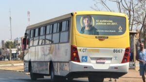 Ônibus do transporte público do Distrito Federal em via urbana, com selo de acessibilidade na traseira