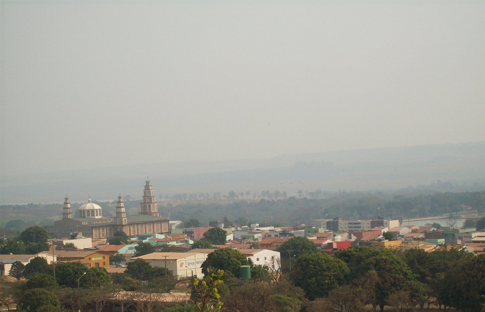 Vista parcial de Brazlândia, no Distrito Federal, com o lago do Descoberto ao fundo