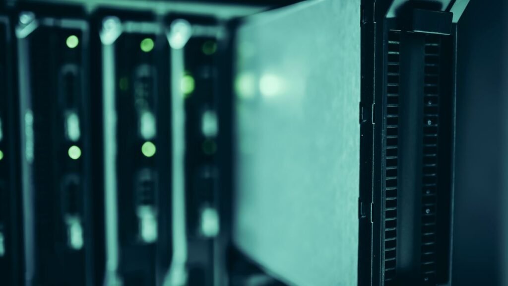 Servidores instalados em rack de data center com luzes indicadoras acesas