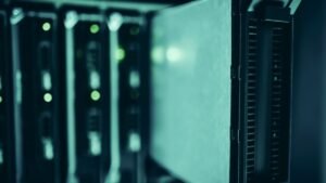 Servidores instalados em rack de data center com luzes indicadoras acesas