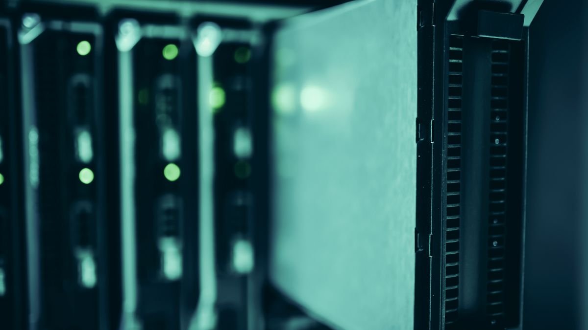 Servidores instalados em rack de data center com luzes indicadoras acesas