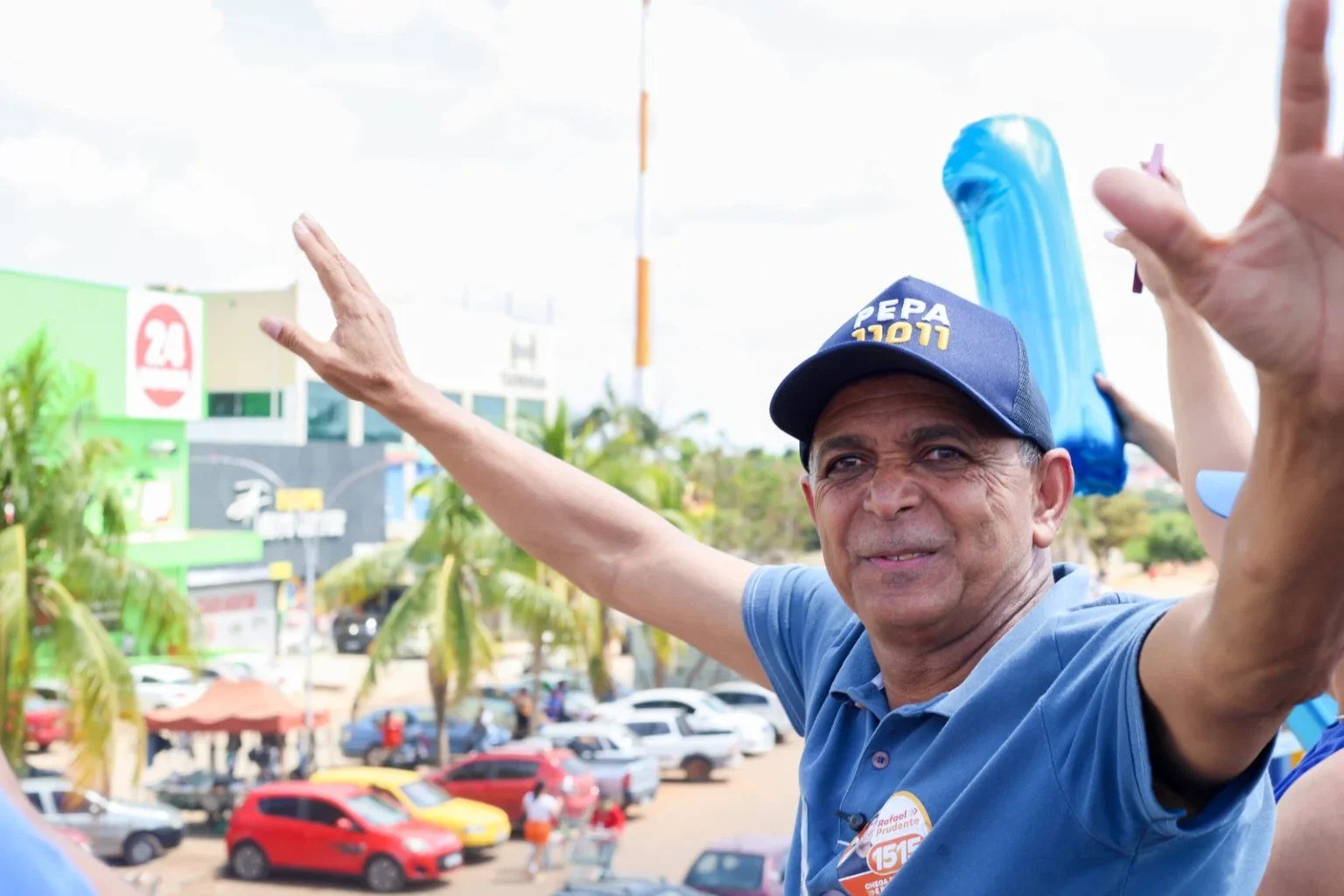 O deputado Pepa, de boné da campanha e camisa azul, acena para apoiadores do alto do carro de som