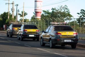 Viaturas de fiscalização do Detran-DF em via de Brasília