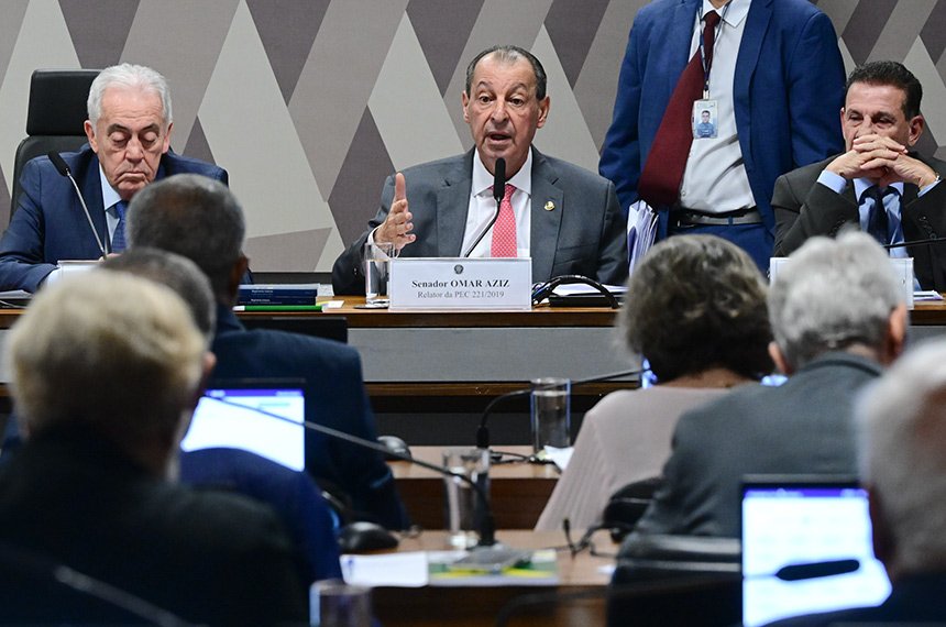 Senador Omar Aziz fala na reunião da CCJ, com placa de mesa identificando-o como relator da PEC 221/2019