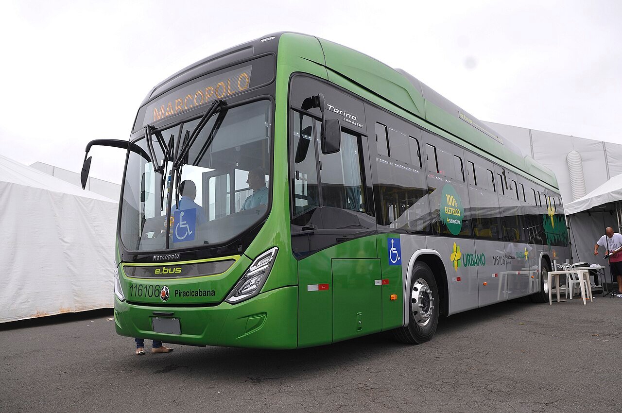 Ônibus urbano verde do transporte público em Brasília, visto de frente, estacionado em área externa