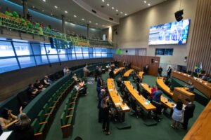 Plenário da Câmara Legislativa do DF em sessão, com faixas de concursandos penduradas na galeria