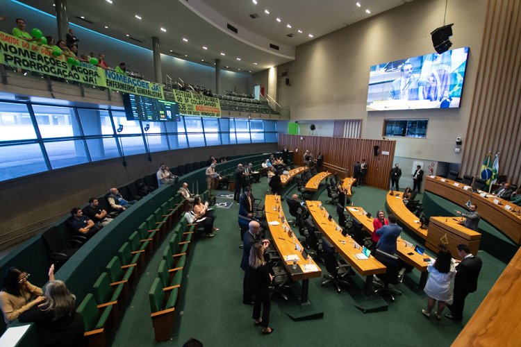 Plenário da Câmara Legislativa do DF em sessão, com faixas de concursandos penduradas na galeria