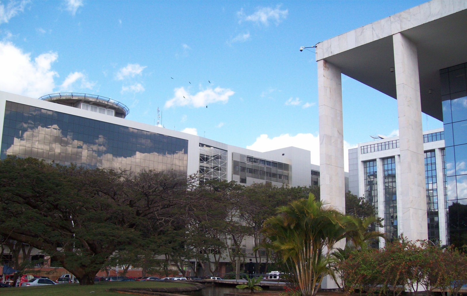 Complexo judicial de Brasília, com os prédios do TJDFT e do MPDFT vistos do gramado em frente
