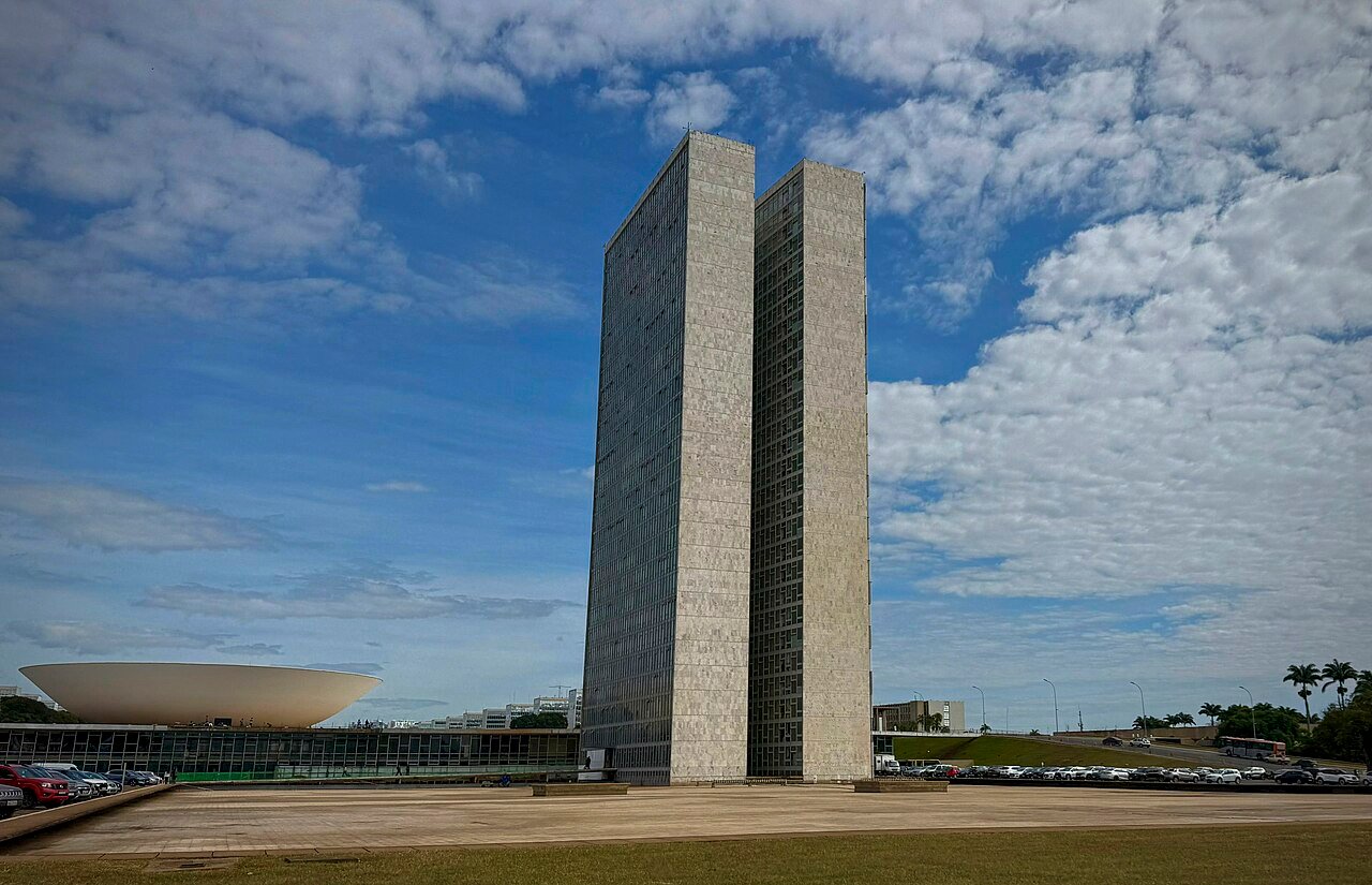 Torres do Palácio do Congresso Nacional, em Brasília, vistas da Esplanada