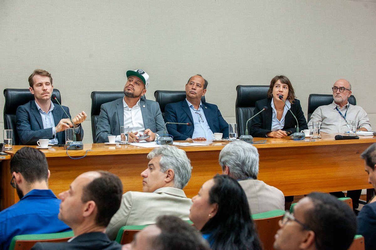 Mesa de reunião na Câmara Legislativa do Distrito Federal, com parlamentares e convidados diante de plateia