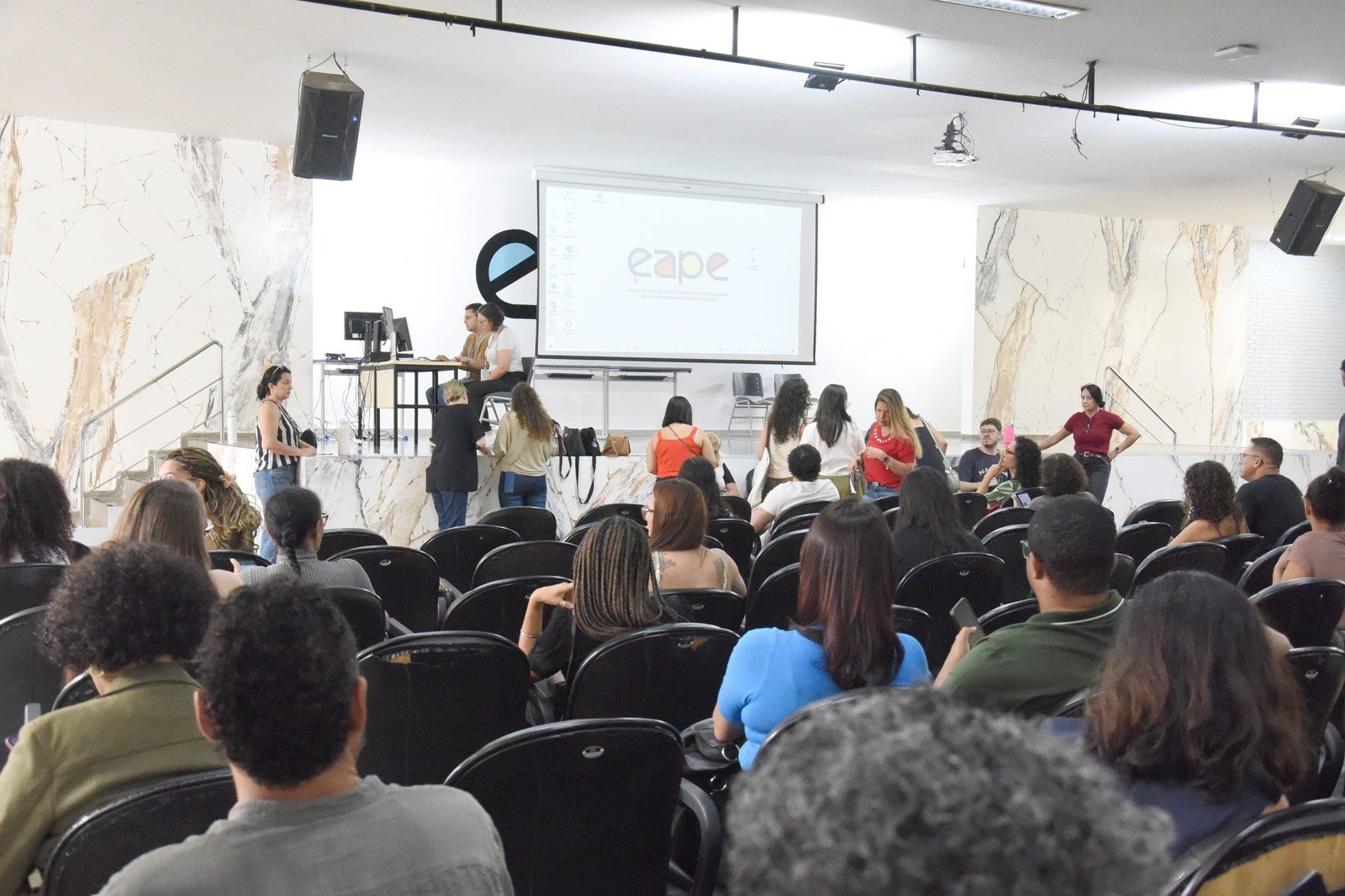 Professores nomeados da rede publica do DF reunidos em auditorio da EAPE para escolha de carencias