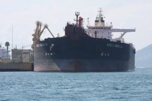 Navio petroleiro Nordic Brasília atracado em porto brasileiro