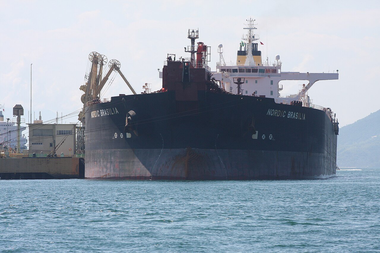 Navio petroleiro Nordic Brasília atracado em porto brasileiro