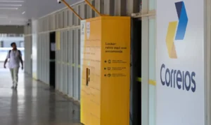 Armario de autoatendimento dos Correios para retirada de encomendas em agencia