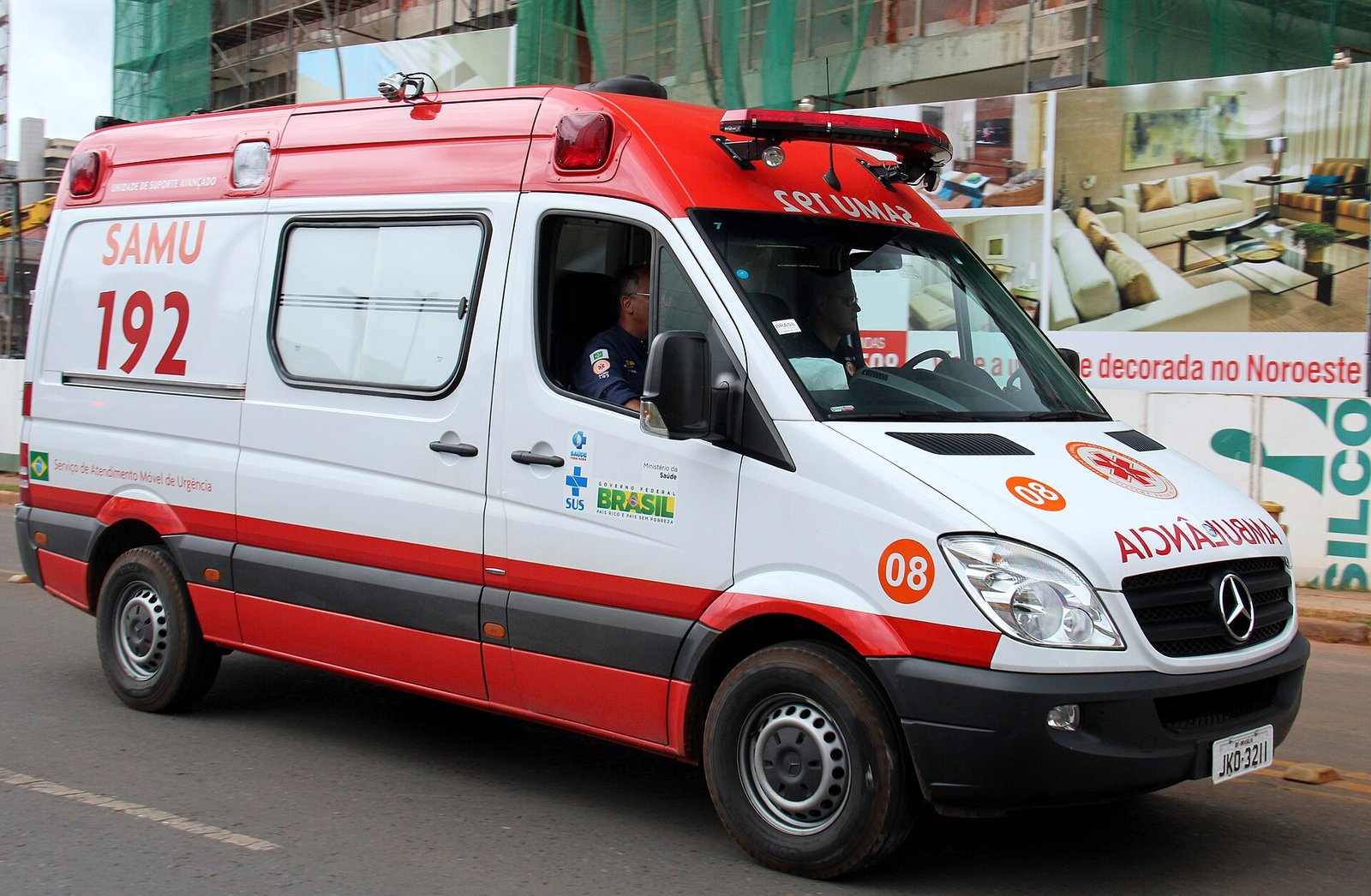 Ambulância do Samu 192 com identificação do SUS e do Ministério da Saúde em rua de Brasília