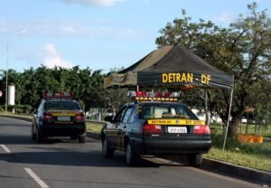 Viaturas e tenda do Detran-DF em ponto de fiscalização de trânsito em Brasília