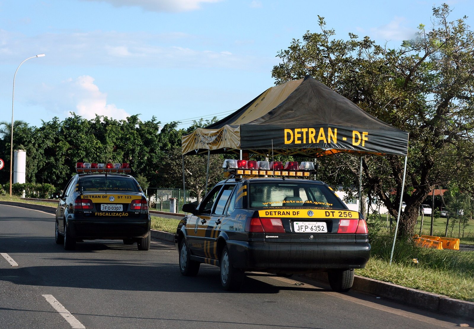 Viaturas e tenda do Detran-DF em ponto de fiscalização de trânsito em Brasília