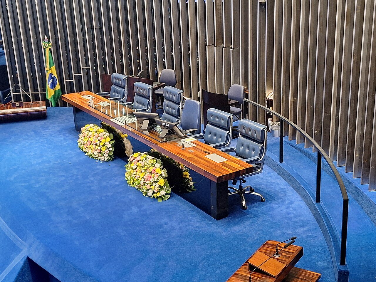 Mesa Diretora do plenario do Senado Federal vazia, com a bandeira do Brasil ao lado