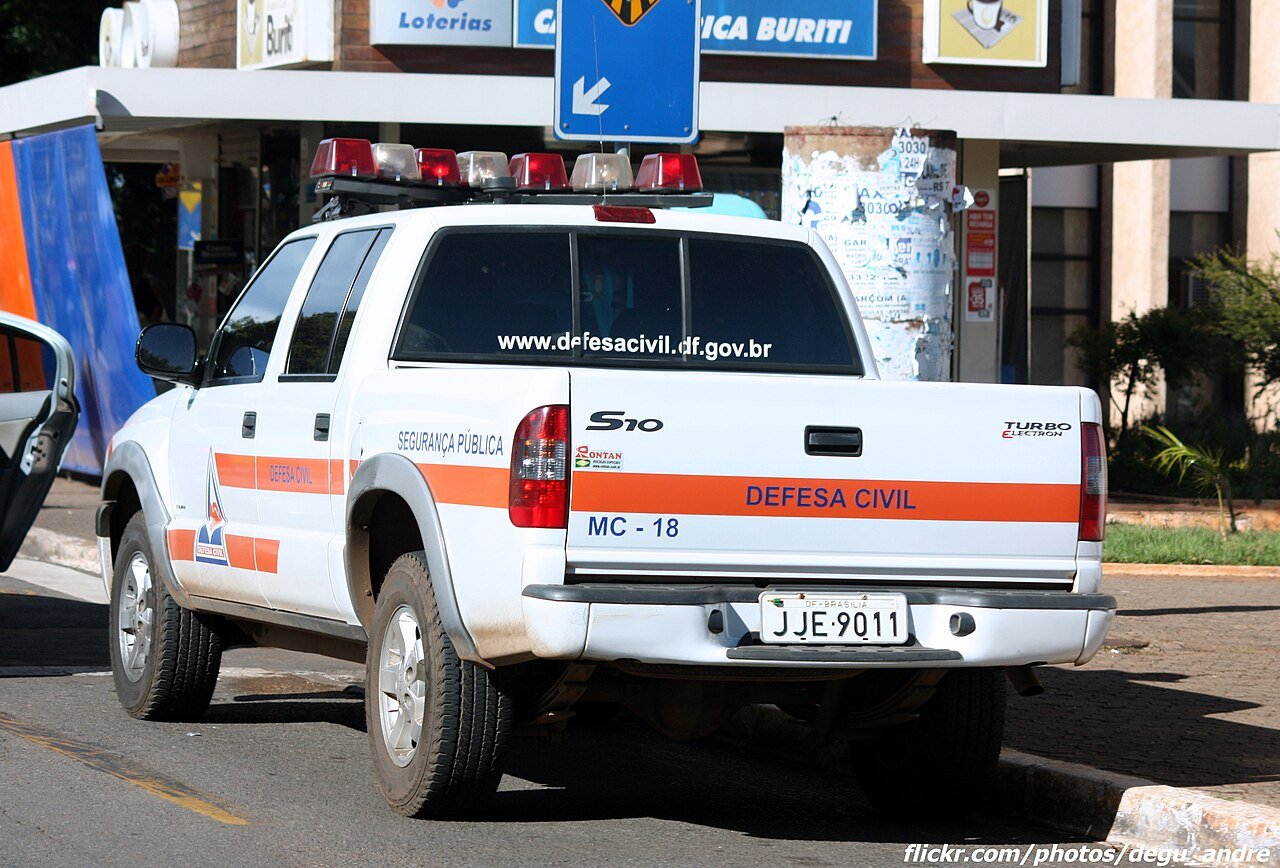 Viatura da Defesa Civil do Distrito Federal estacionada em via comercial de Brasília