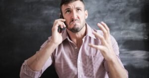 Homem com expressão de preocupação fala ao celular