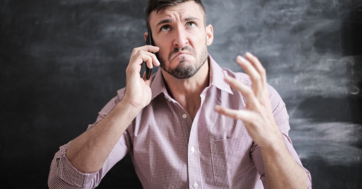 Homem com expressão de preocupação fala ao celular