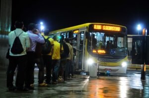 Passageiros embarcam em ônibus na Rodoviária do Plano Piloto, em Brasília