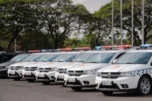 Viaturas da Polícia Militar do Distrito Federal enfileiradas em pátio