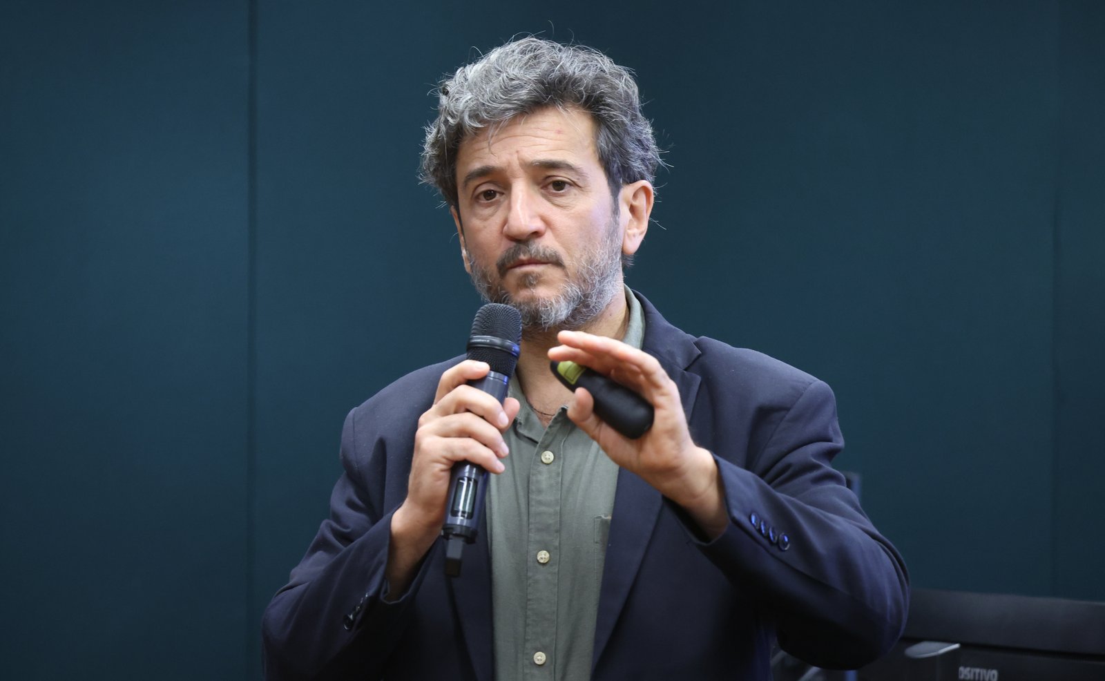 Professor Paulo Antunes Horta fala ao microfone durante audiência na Câmara dos Deputados