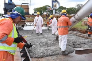 Operários fazem a concretagem da faixa de pavimento rígido da Epig, em Brasília