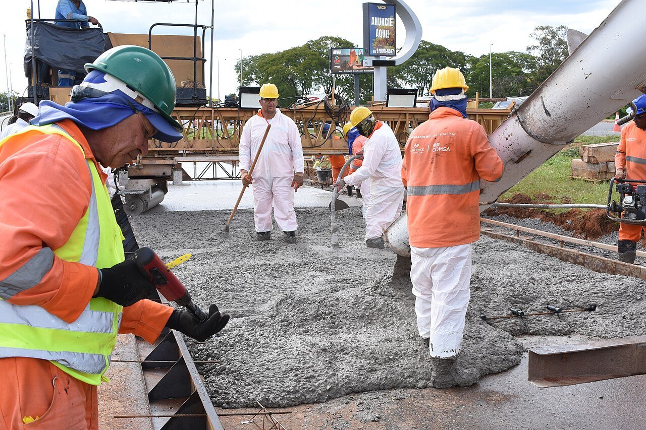 Operários fazem a concretagem da faixa de pavimento rígido da Epig, em Brasília
