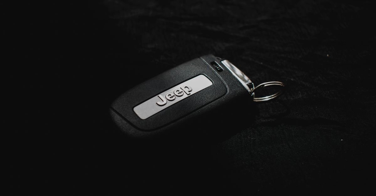 Chave de carro sobre superfície escura, ilustrando golpe na venda de veículos usados