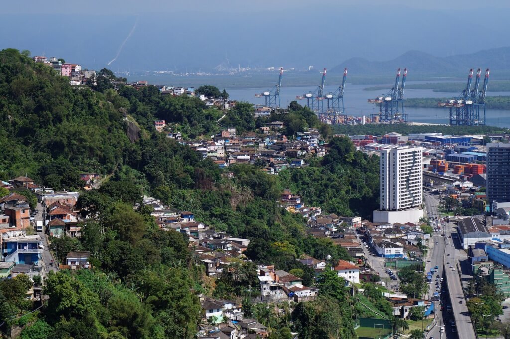 Vista aérea do porto de Santos com guindastes de contêineres e pátio alfandegado