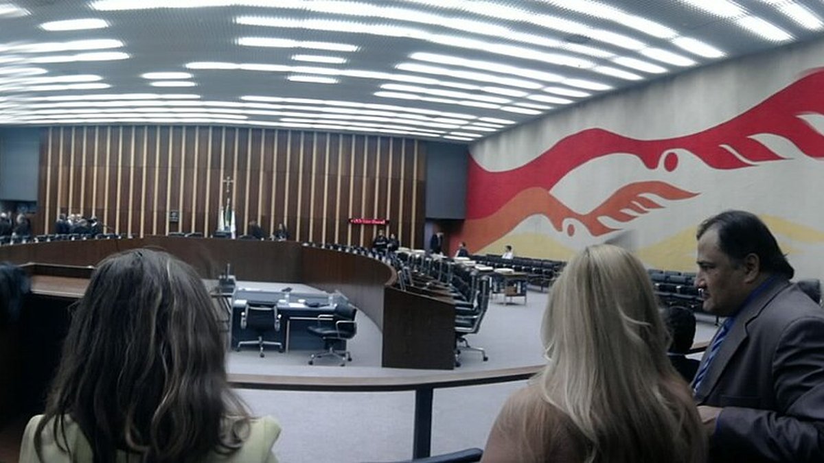 Plenário do Tribunal de Justiça do Distrito Federal e dos Territórios, com painel de mãos ao fundo