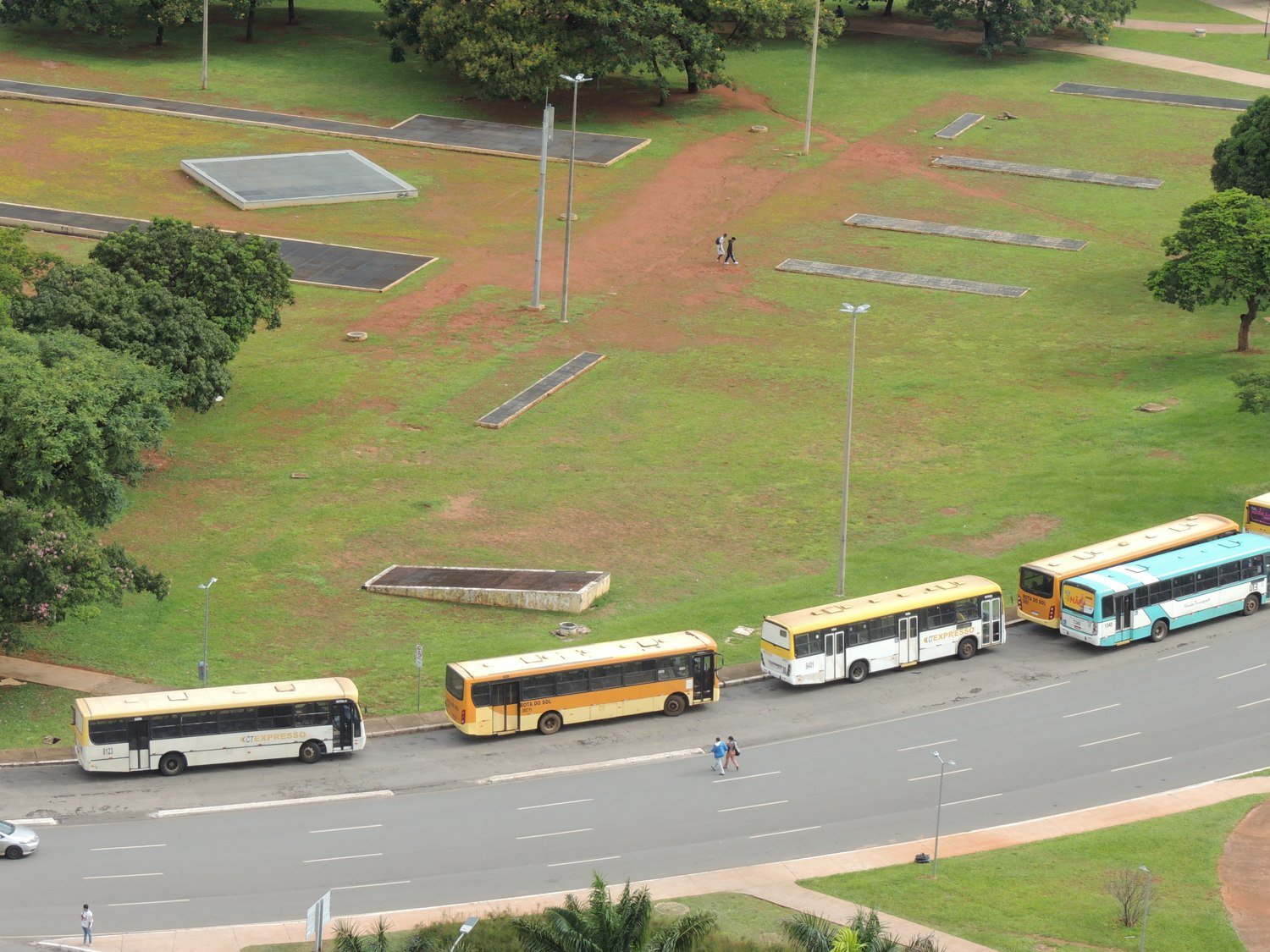 Ônibus do transporte público do DF parados junto ao acostamento de via do Eixo Monumental, em Brasília