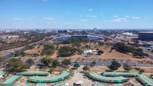 Vista aérea das barracas verdes da Feira da Torre de TV, com o Centro de Convenções Ulysses Guimarães e o Eixo Monumental ao fundo