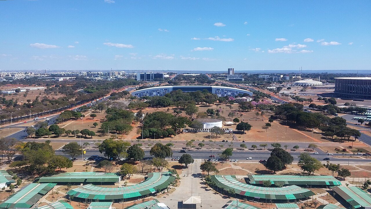 Vista aérea das barracas verdes da Feira da Torre de TV, com o Centro de Convenções Ulysses Guimarães e o Eixo Monumental ao fundo