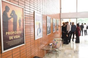 Cartazes de curtas-metragens produzidos por estudantes expostos no saguão do Cine Brasília