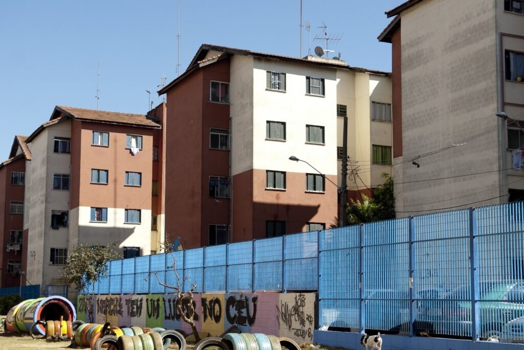 Prédios de conjunto habitacional popular para moradores de baixa renda