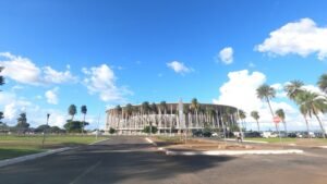 Estádio Nacional Mané Garrincha visto de fora, com palmeiras e céu azul, em Brasília