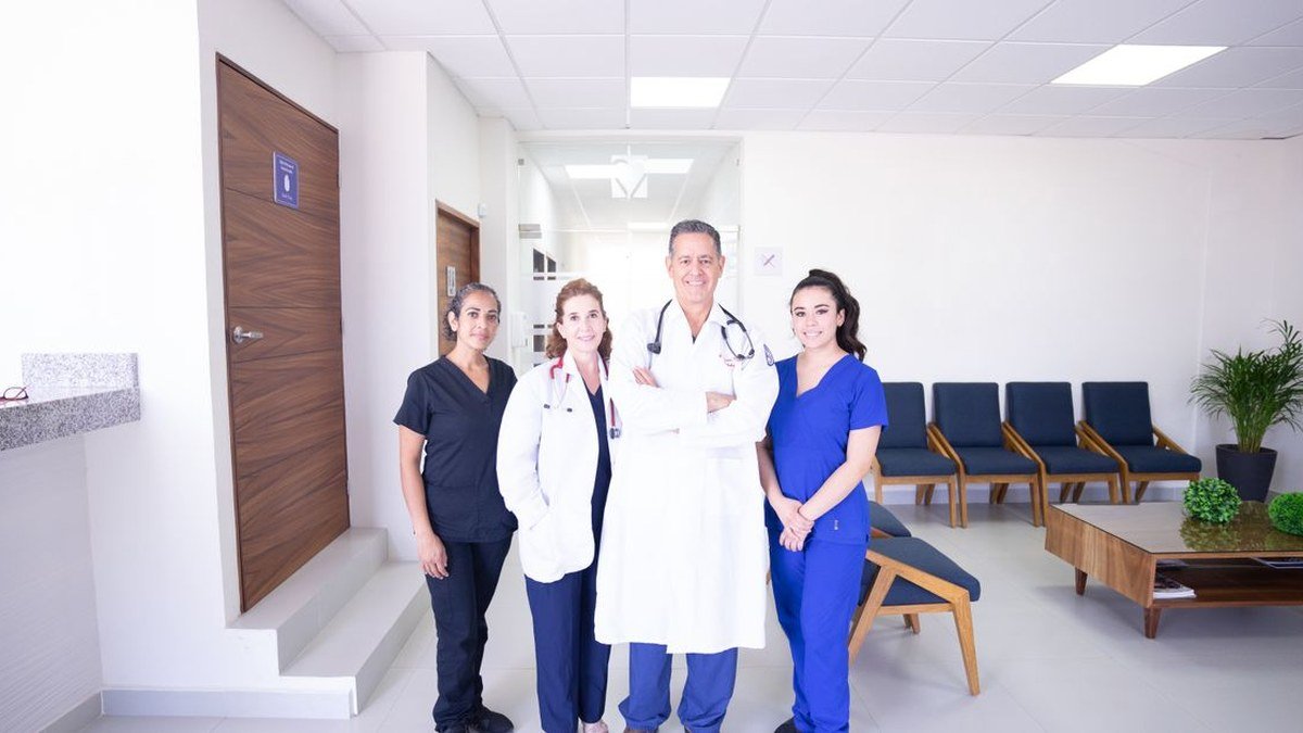 Equipe de saúde em sala de espera de unidade de atendimento médico