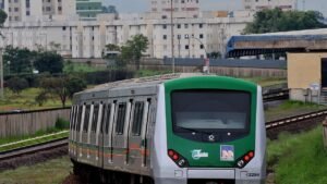 Trem do Metrô-DF em via férrea nas proximidades da estação Samambaia Sul