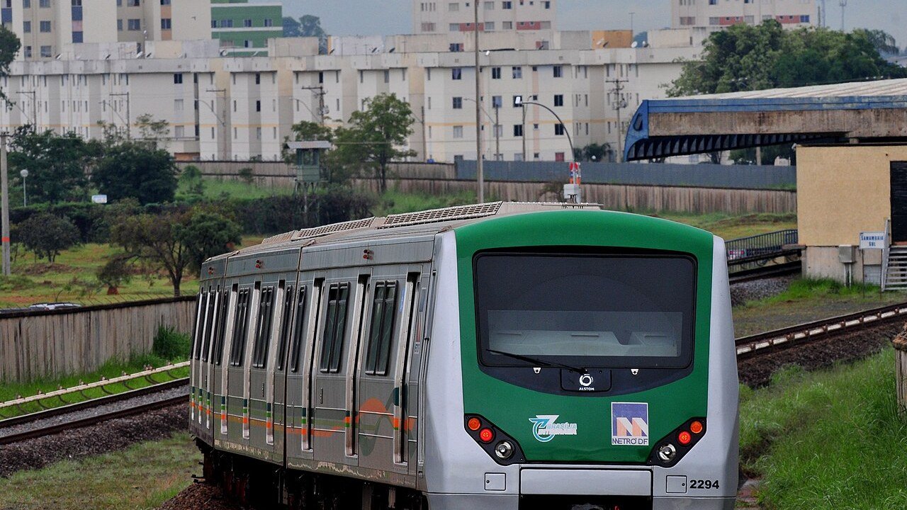 Trem do Metrô-DF em via férrea nas proximidades da estação Samambaia Sul