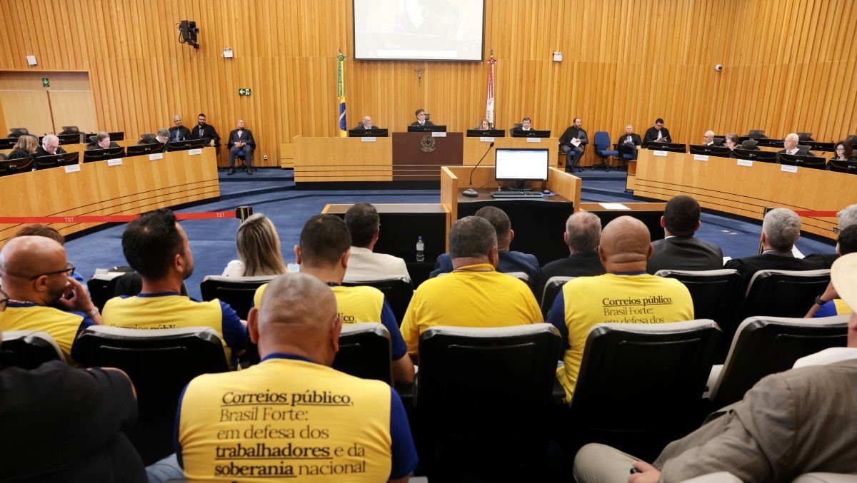 Plenário do TST com trabalhadores dos Correios de camiseta amarela assistindo ao julgamento