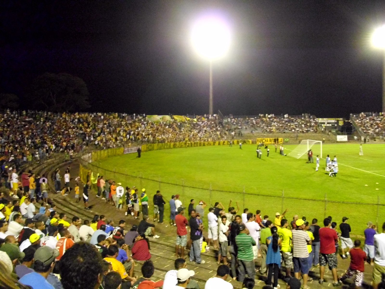 Torcida do Brasiliense lotando a arquibancada do Serejão (Boca do Jacaré), em Taguatinga, em jogo noturno