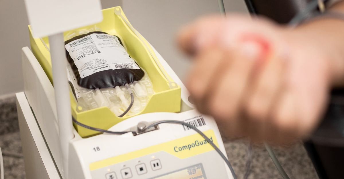 Bolsa de sangue em equipamento de coleta durante doação em unidade de saúde